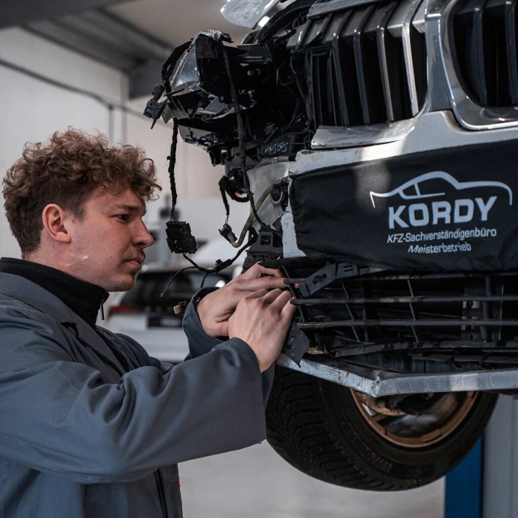 Kfz Gutachter Meister Kordy in Bochum in der Prüfhalle