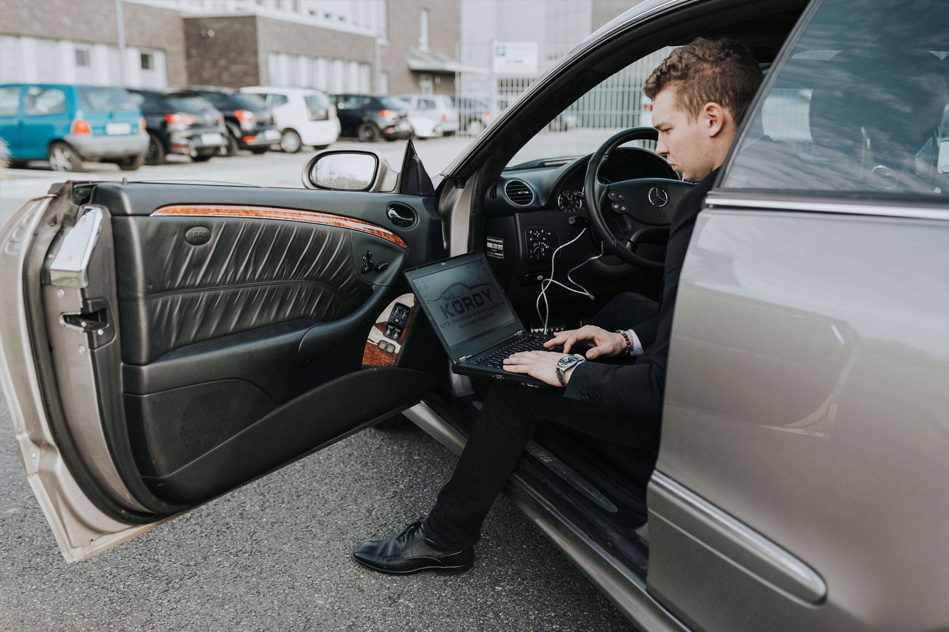 Fehlerdiagnose Herr Kordy liest den Fehlerspeicher eines Autos aus. - Fehlerdiagnose